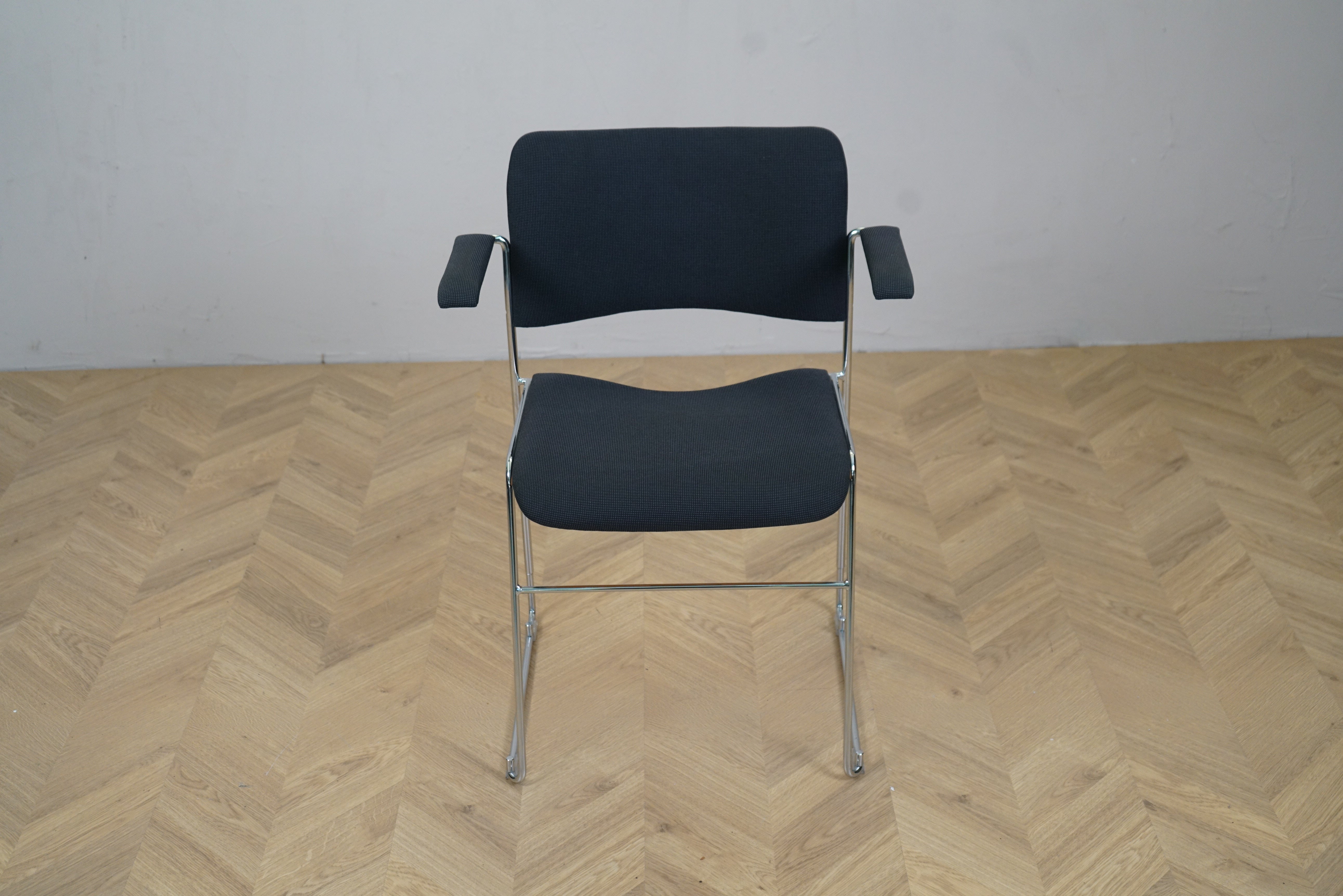 Howe 40/4 konferencestol mørkeblå polstring med armlæn og krom stel set forfra – stabelbar mødestol